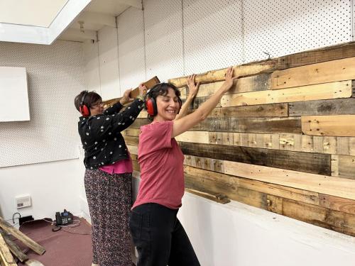 Putting up a pallet wall